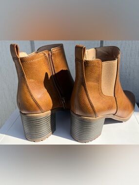 NWOT- Women's Tan Leather Block Heel bum Ankle Boots